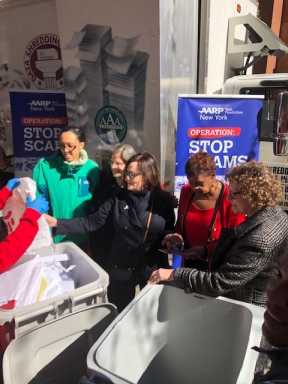 Funcionarios de NY y AARP lanzan eventos gratuitos de trituración de documentos
