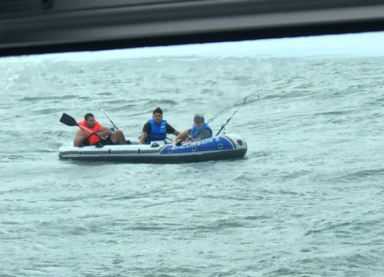 Tres hispanos rescatados del mar de Suffolk tras perderse en balsa inflable