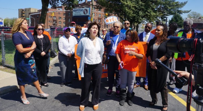 Protestan para remover a Randy Stith de la Junta Escolar de Hempstead