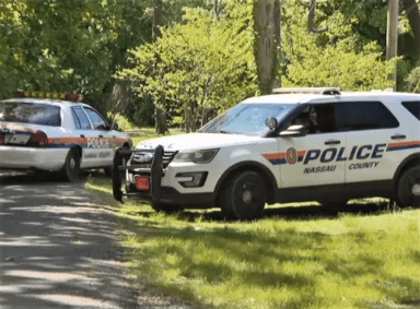 Policía de Nassau descubre restos humanos en Massapequa