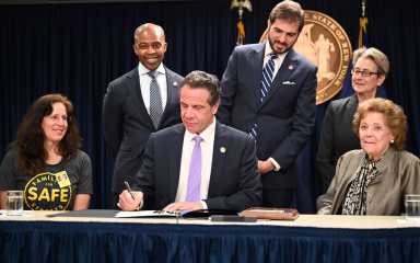 Cuomo firma ley de cámaras de velocidad escolares en el Día de la Madre