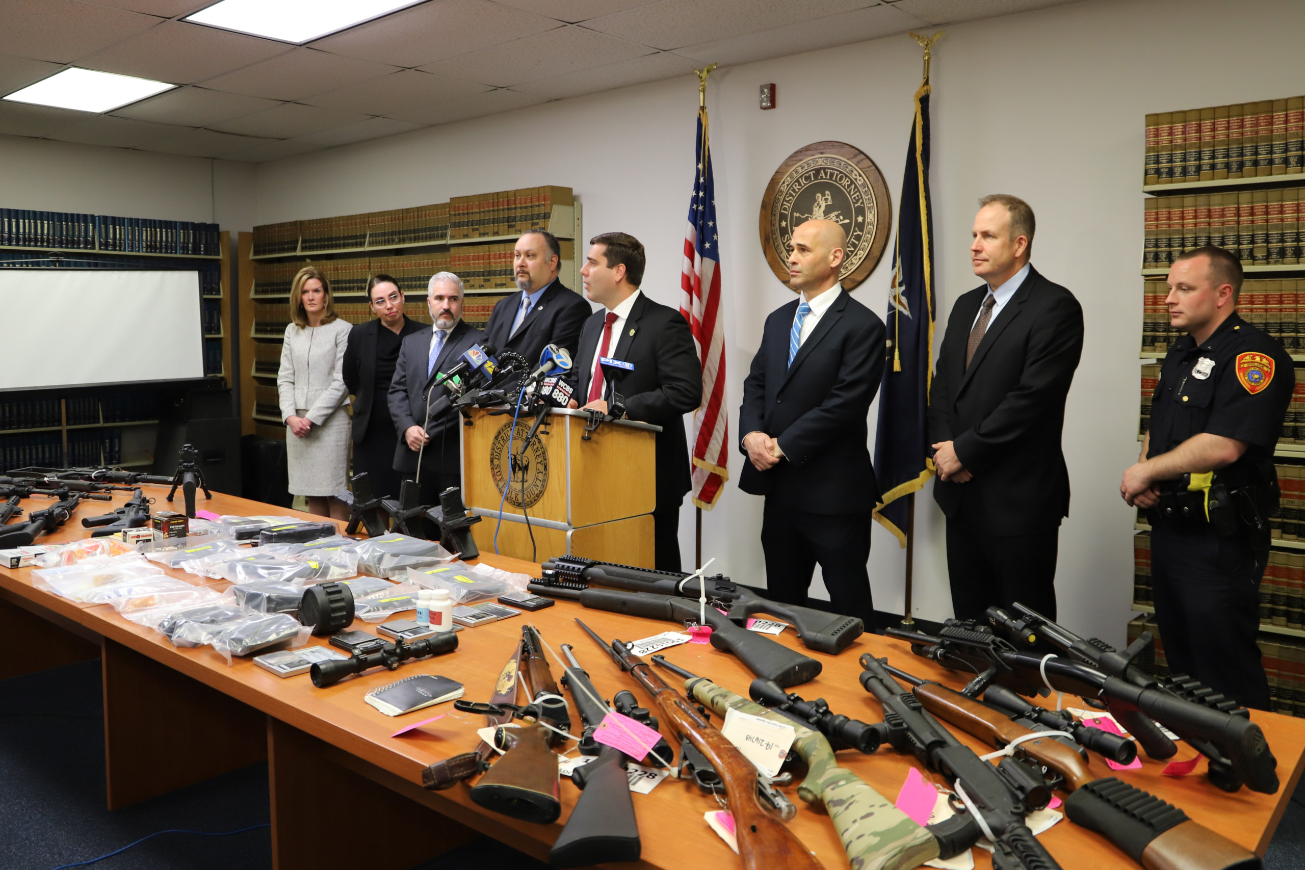 Hombre de Suffolk acusado por tráfico de opioides y posesión de armas de asalto