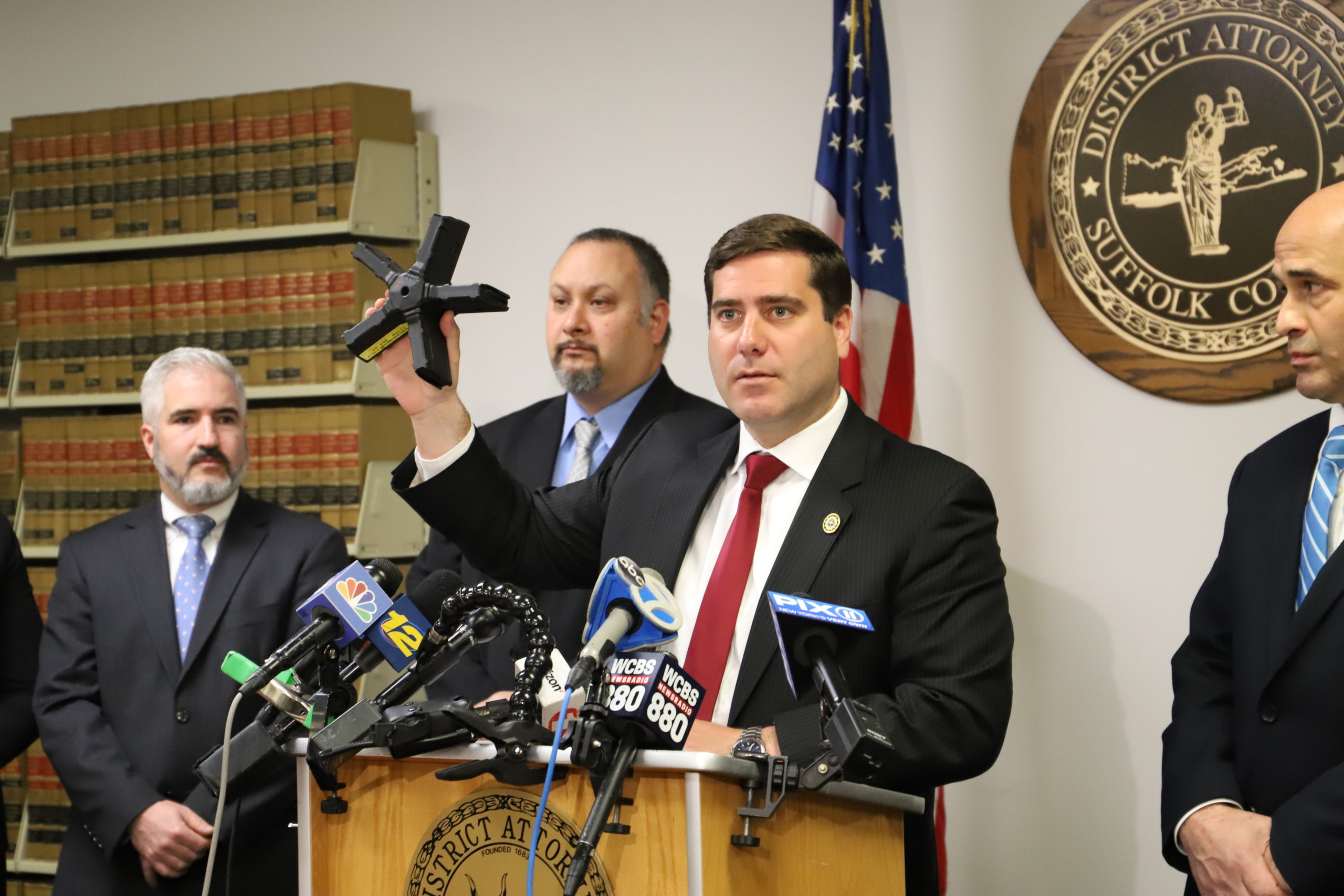 Hombre de Suffolk acusado por tráfico de opioides y posesión de armas de asalto