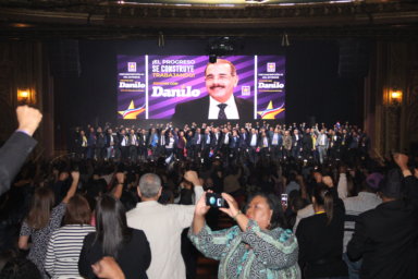 Dominicanos abarrotan Teatro United Palace en apoyo a Danilo Medina