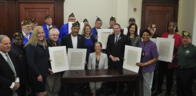 Ejecutiva de Nassau firma ley 'Dignidad para nuestros héroes'