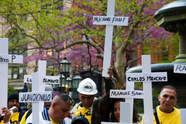 ‘¡Ni uno más!’ Centro de Jackson Heights recuerda a obreros muertos en el trabajo
