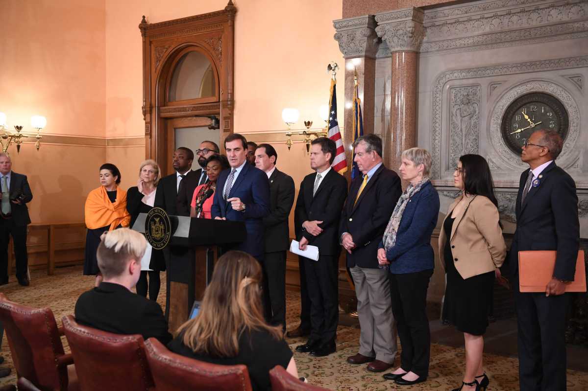 Líderes locales aplauden al Senado estatal de “enfrentarse a Trump”