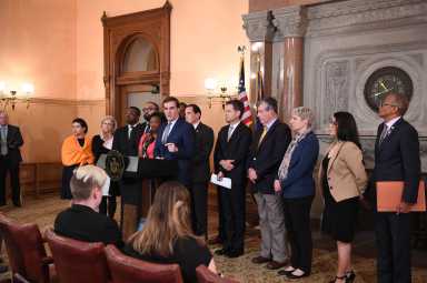 Líderes locales aplauden al Senado estatal de “enfrentarse a Trump”