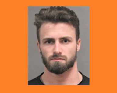 Hombre de Wantagh acusado de filmar a mujeres en camas de bronceado