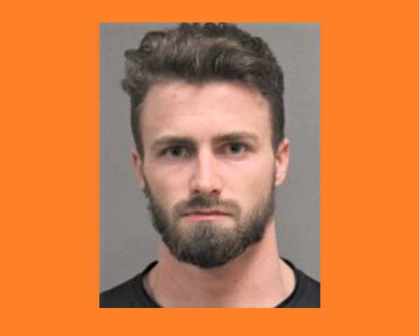 Hombre de Wantagh acusado de filmar a mujeres en camas de bronceado