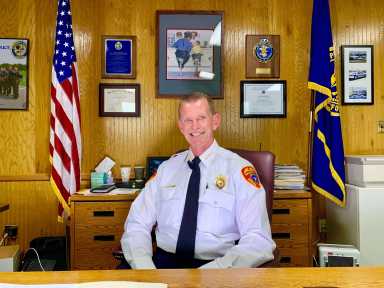 Stuart Cameron, jefe de policía de Suffolk, aprende español para ayudar a la comunidad latina