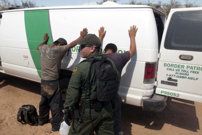 Dos inmigrantes salvadoreños mueren en un centro de detención fronterizo