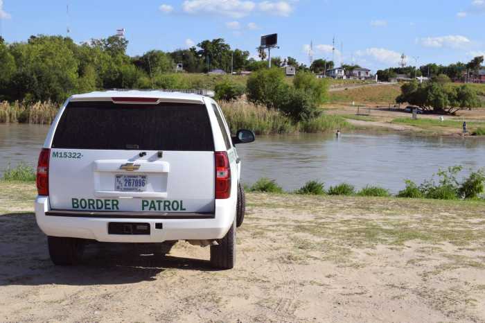 Patrulla Fronteriza rescata a bebé salvadoreño en aguas del Río Grande