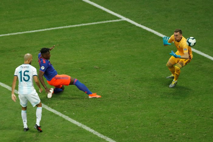 Colombia blanquea 2-0 a Argentina y aumenta la frustración de Messi