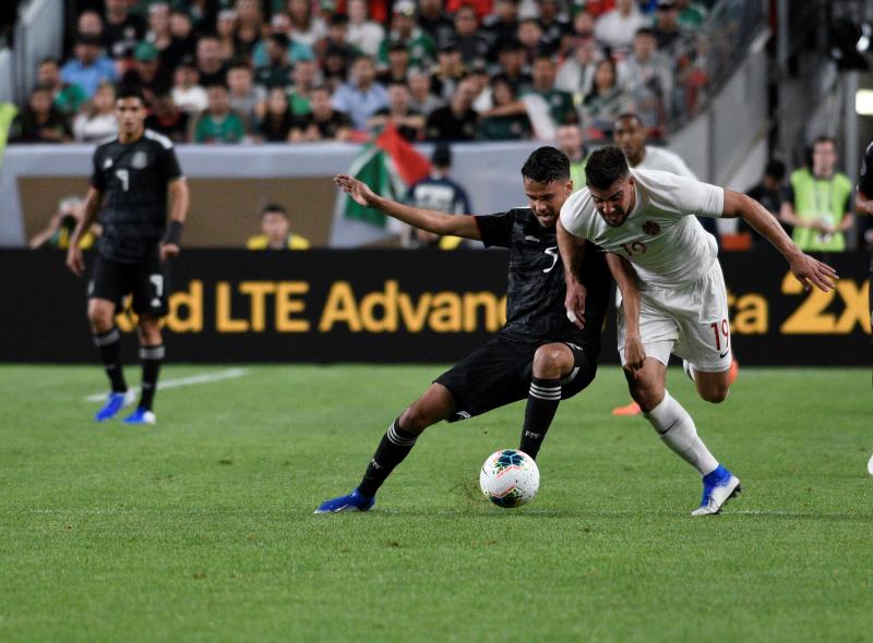 México, con doblete de Guardado, golea a Canadá y pasa a cuartos