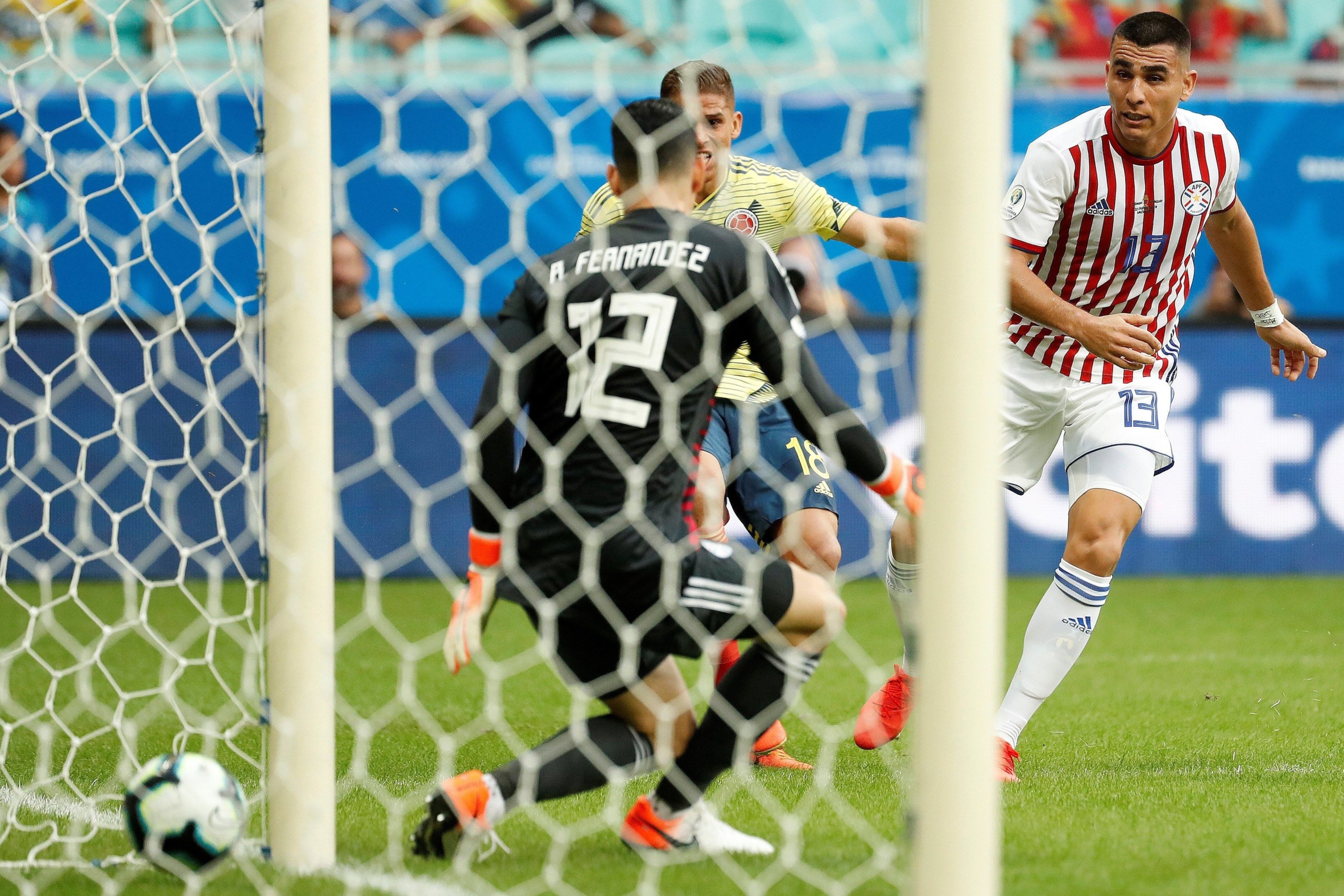 Colombia sigue su marcha perfecta y deja en agonía a Paraguay