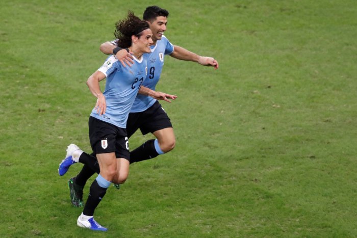 Cavani da triunfo a Uruguay sobre Chile y el 1er. lugar del Grupo C