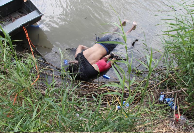 Foto de padre e hija ahogados en la frontera refleja la desesperación de inmigrantes