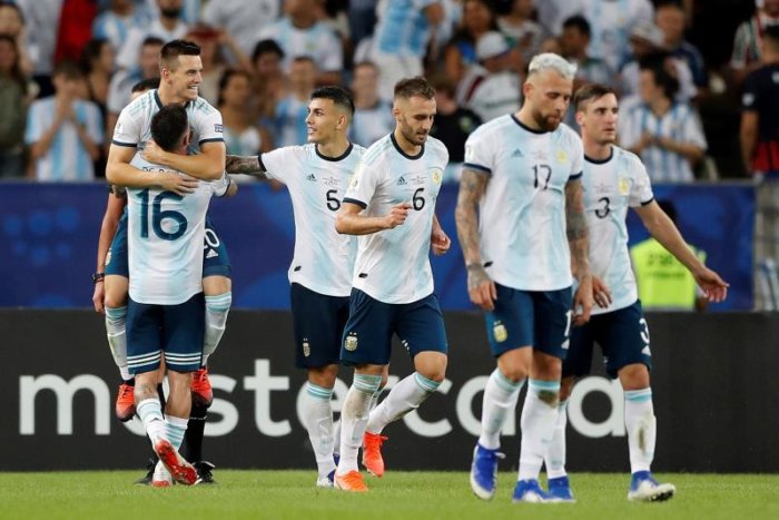 Argentina despacha 2-0 a Venezuela y se cita con Brasil en semifinales