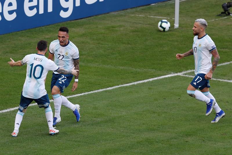 Argentina despacha 2-0 a Venezuela y se cita con Brasil en semifinales