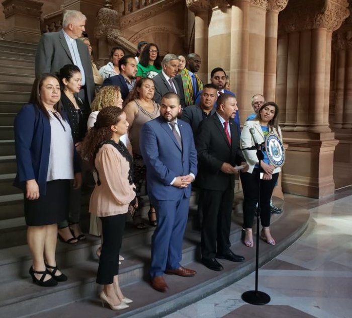 Asambleísta Ramos sobre aprobación de licencias: 'Inmigrantes ya pueden salir de las sombras'