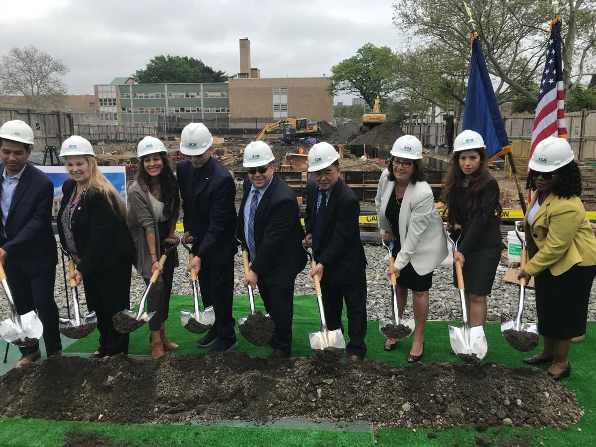 Inician construcción de  nuevo anexo para preparatoria en Queens