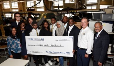 Estudiantes de escuela de Queens reciben entrenamiento en aviación