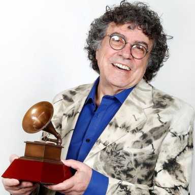 Festeja a tu «Querido Viejo» con PIERO