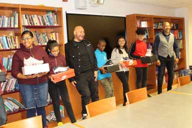 Fat Joe entrega zapatillas deportivas a estudiantes de El Bronx