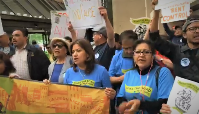 Protestan en oficinas de senadores Martínez y Brooks pidiendo licencias de conducir