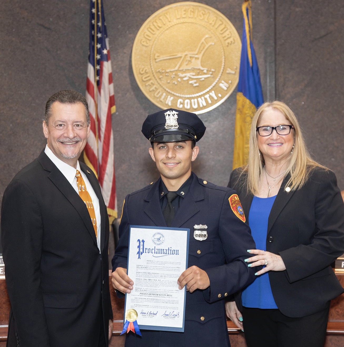 Legisladores Gonzalez y Berland reconocen labor heroica de policía de Suffolk