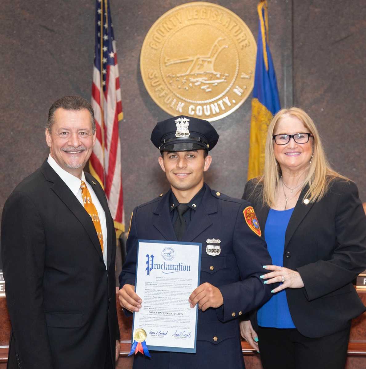 Legisladores Gonzalez y Berland reconocen labor heroica de policía de Suffolk