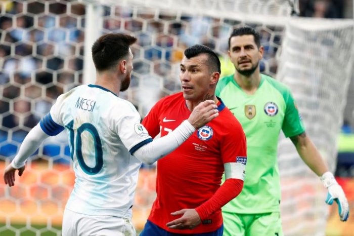 Argentina derrota a Chile y logra el 3er. lugar con Messi expulsado injustamente