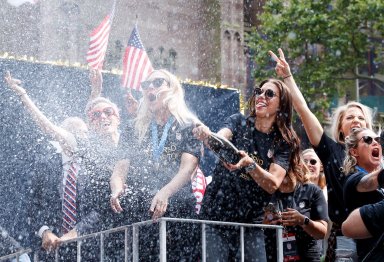 Un desfile de miles de neoyorquinos recibe a las campeonas del mundo
