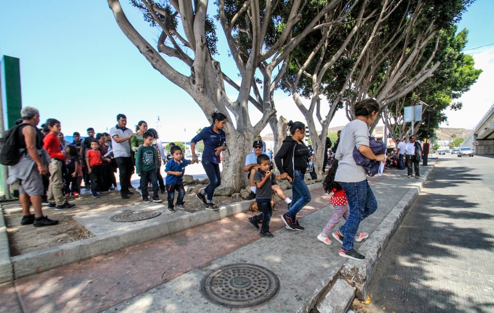 Senadores demócratas reclaman trato humanitario a inmigrantes detenidos