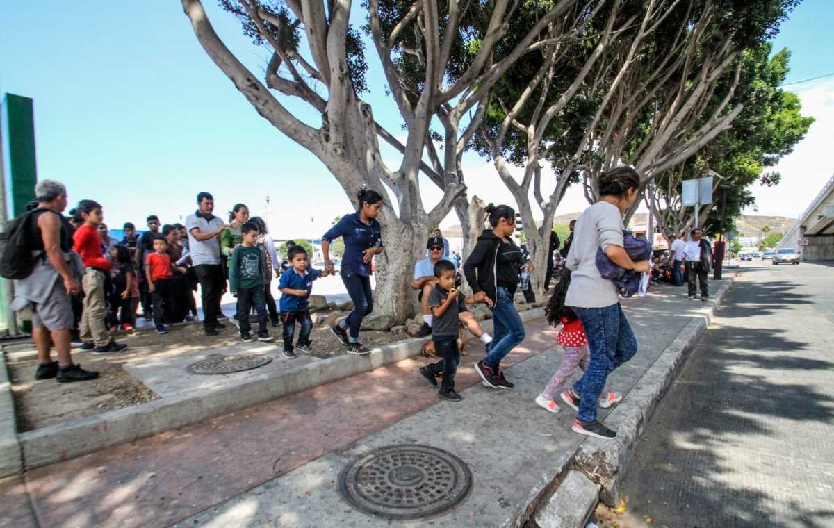 Senadores demócratas reclaman trato humanitario a inmigrantes detenidos