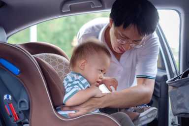 Advierten a no olvidar a niños o mascotas dentro de automóviles calientes