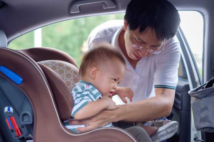 Advierten a no olvidar a niños o mascotas dentro de automóviles calientes