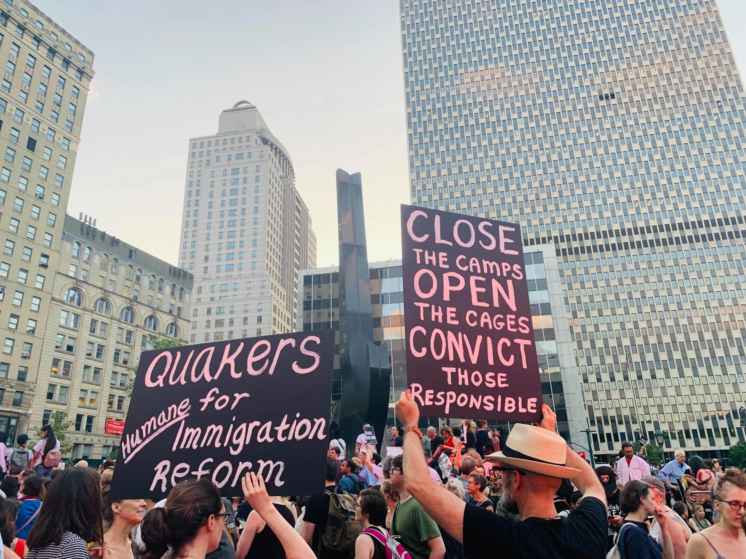 En vigilia en Nueva York gritan 'Basta de ICE y de los centros de detención de inmigrantes'