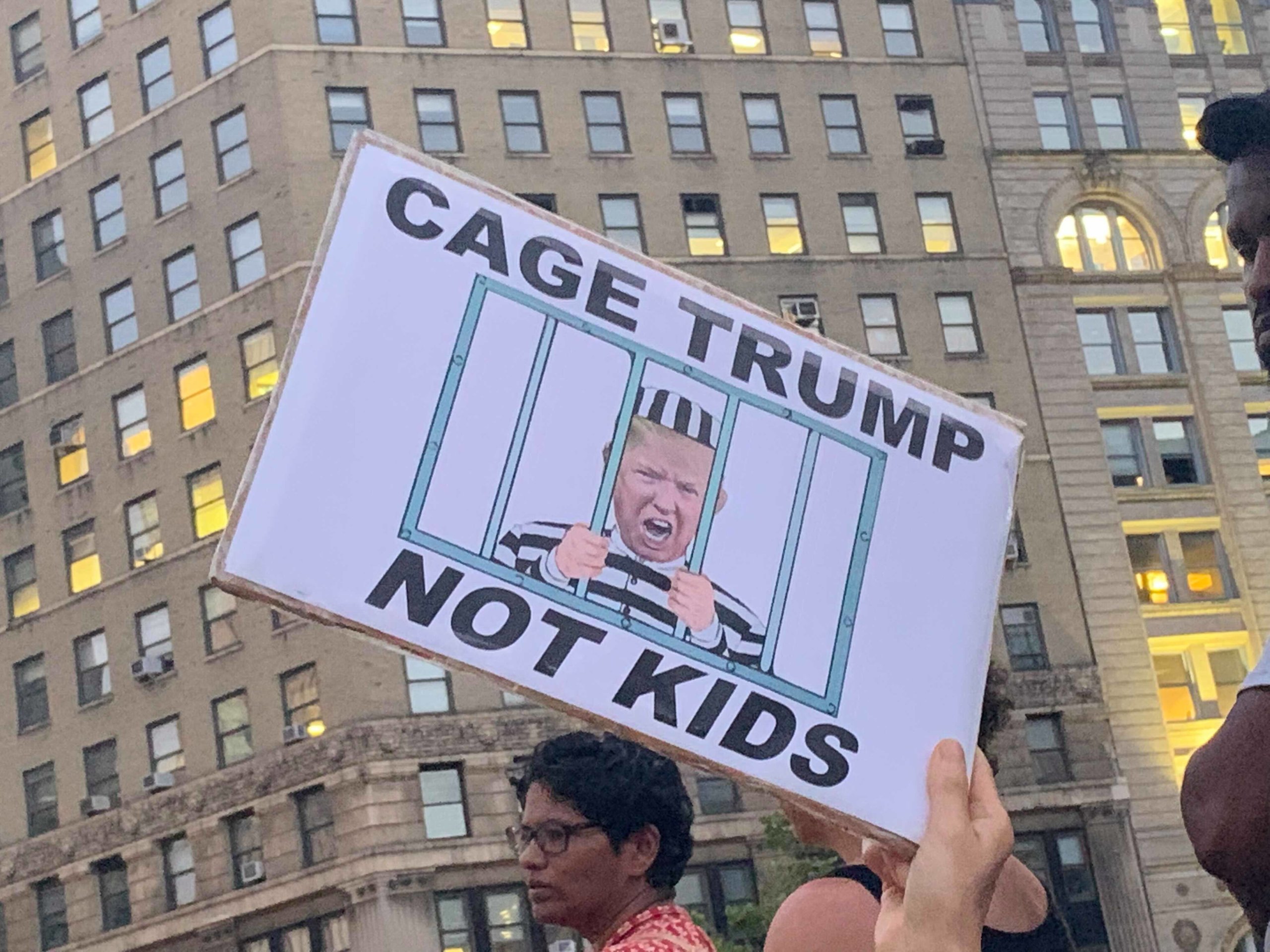 En vigilia en Nueva York gritan 'Basta de ICE y de los centros de detención de inmigrantes'