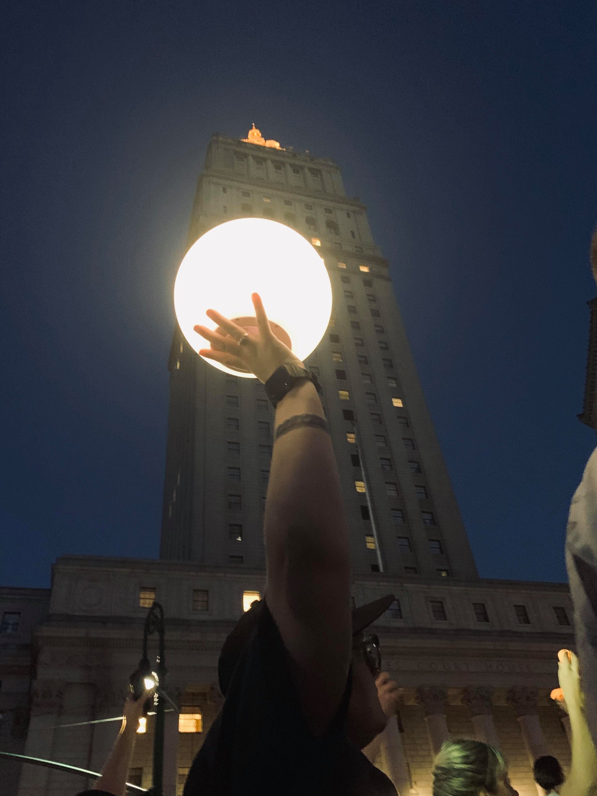En vigilia en Nueva York gritan 'Basta de ICE y de los centros de detención de inmigrantes'