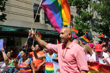 Presidente de El Bronx festeja Orgullo Gay