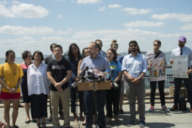 Políticos y líderes locales informan a los neoyorquinos de sus derechos en caso de ser detenidos por ICE