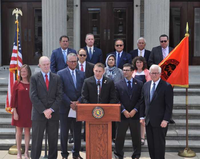 Ofrecen recompensa de $ 20 mil para encontrar a los que pintaron esvásticas en Long Island