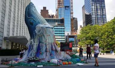Una imponente ballena emerge en el patio de la ONU para defender los océanos