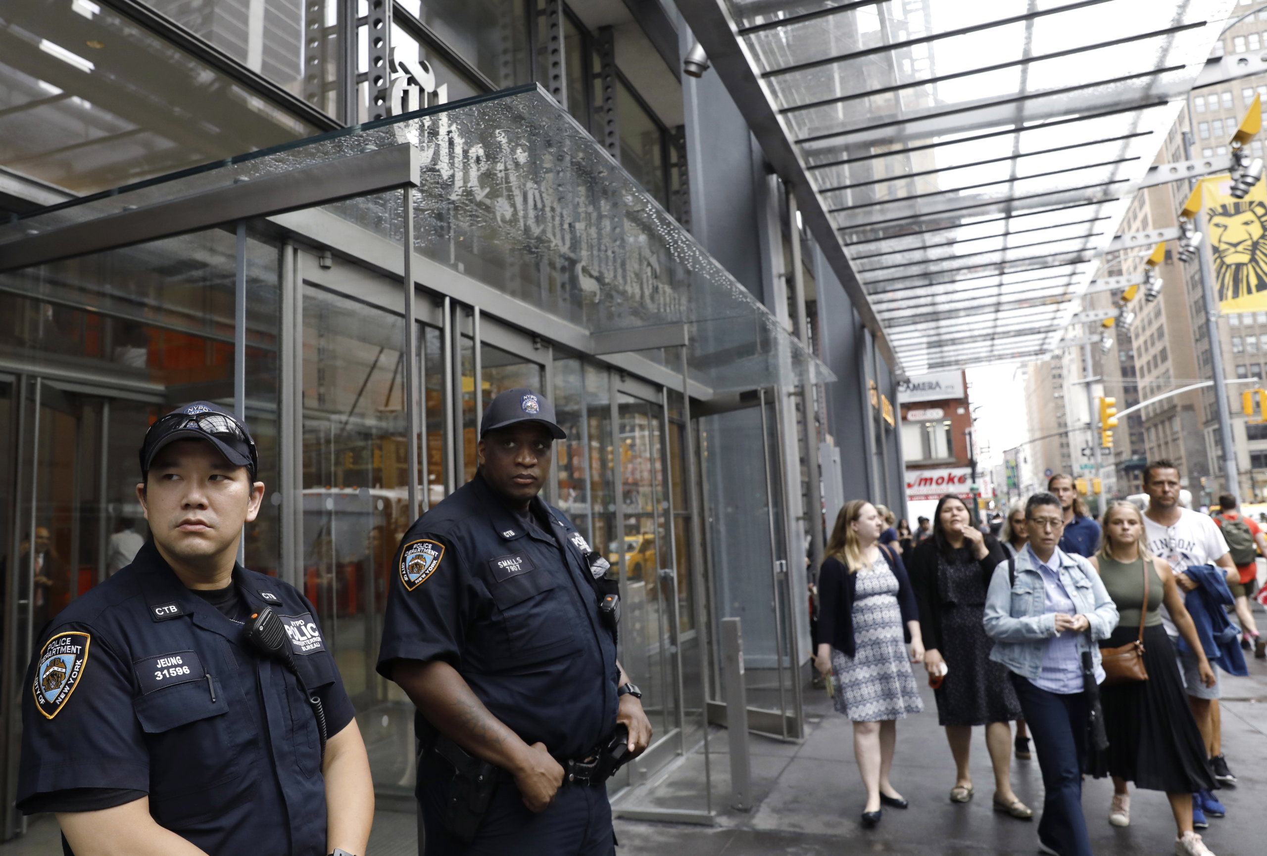 Nueva York aumenta vigilancia de lugares estratégicos como precaución a tiroteos masivos