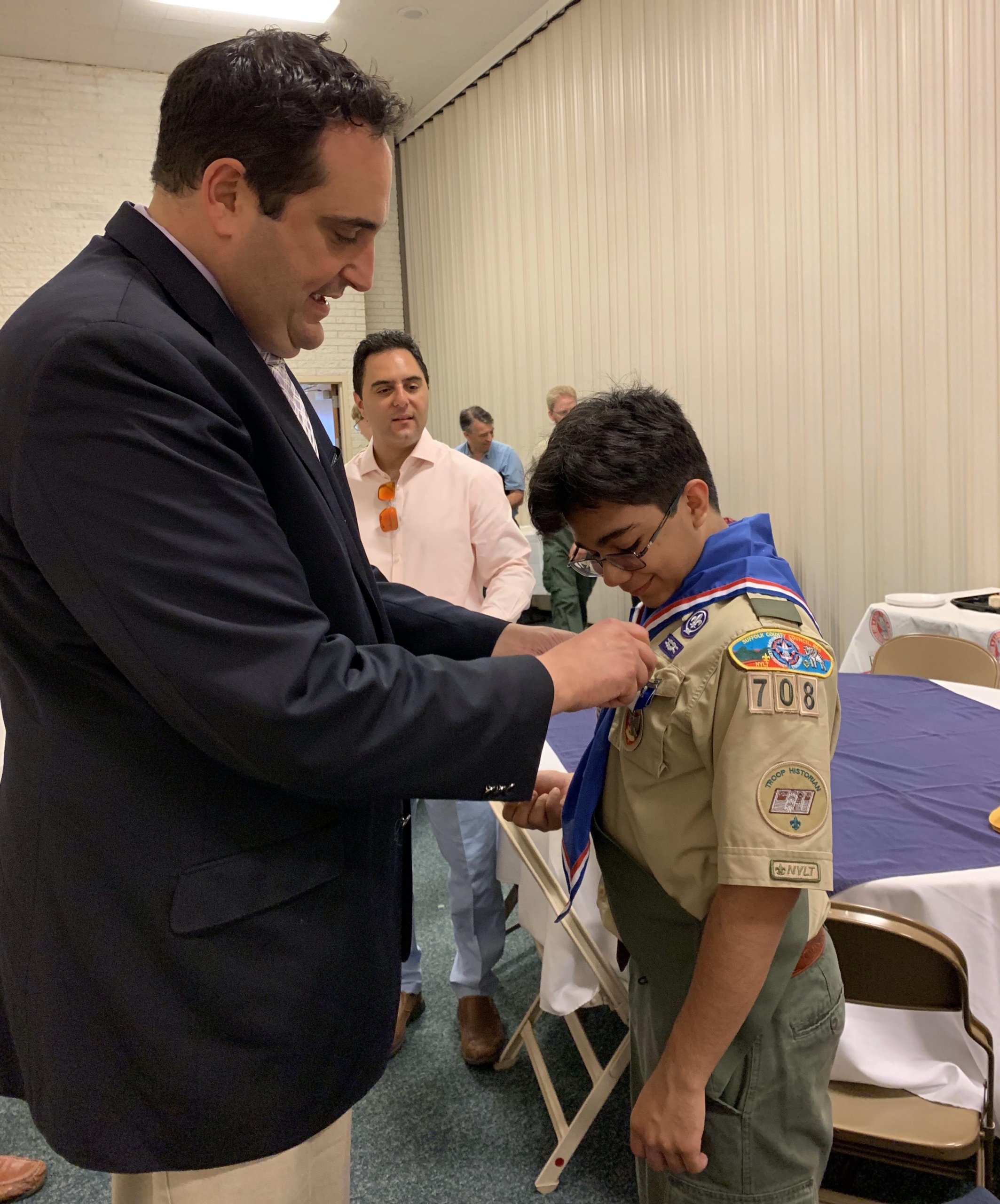 Supervisor Chad Lupinacci honra al 'Eagle Scout' Henry Rivas de Melville