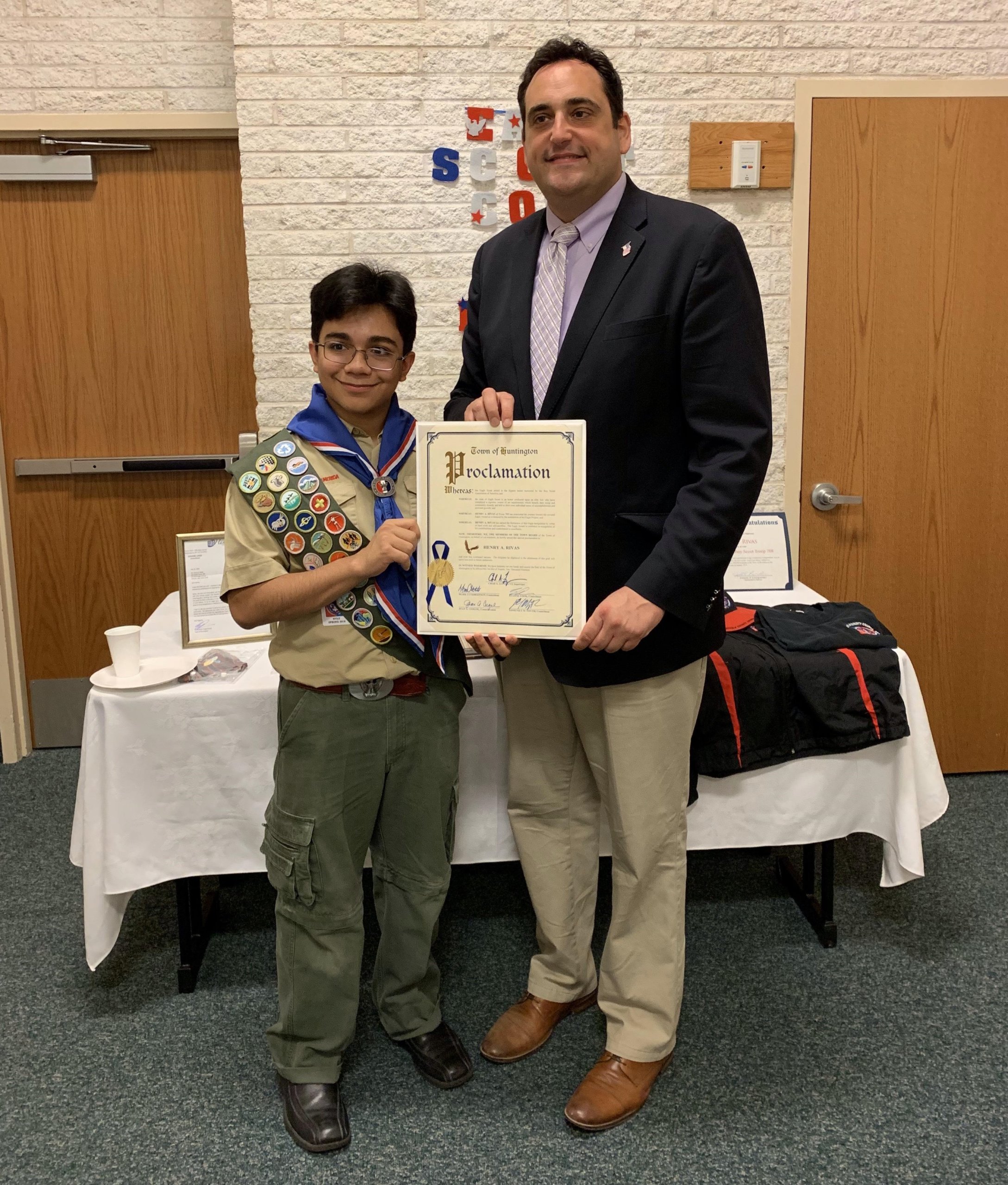 Supervisor Chad Lupinacci honra al 'Eagle Scout' Henry Rivas de Melville