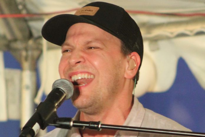 Gavin DeGraw sorprende a sus fans en inauguración del NYCBS Cancer Center