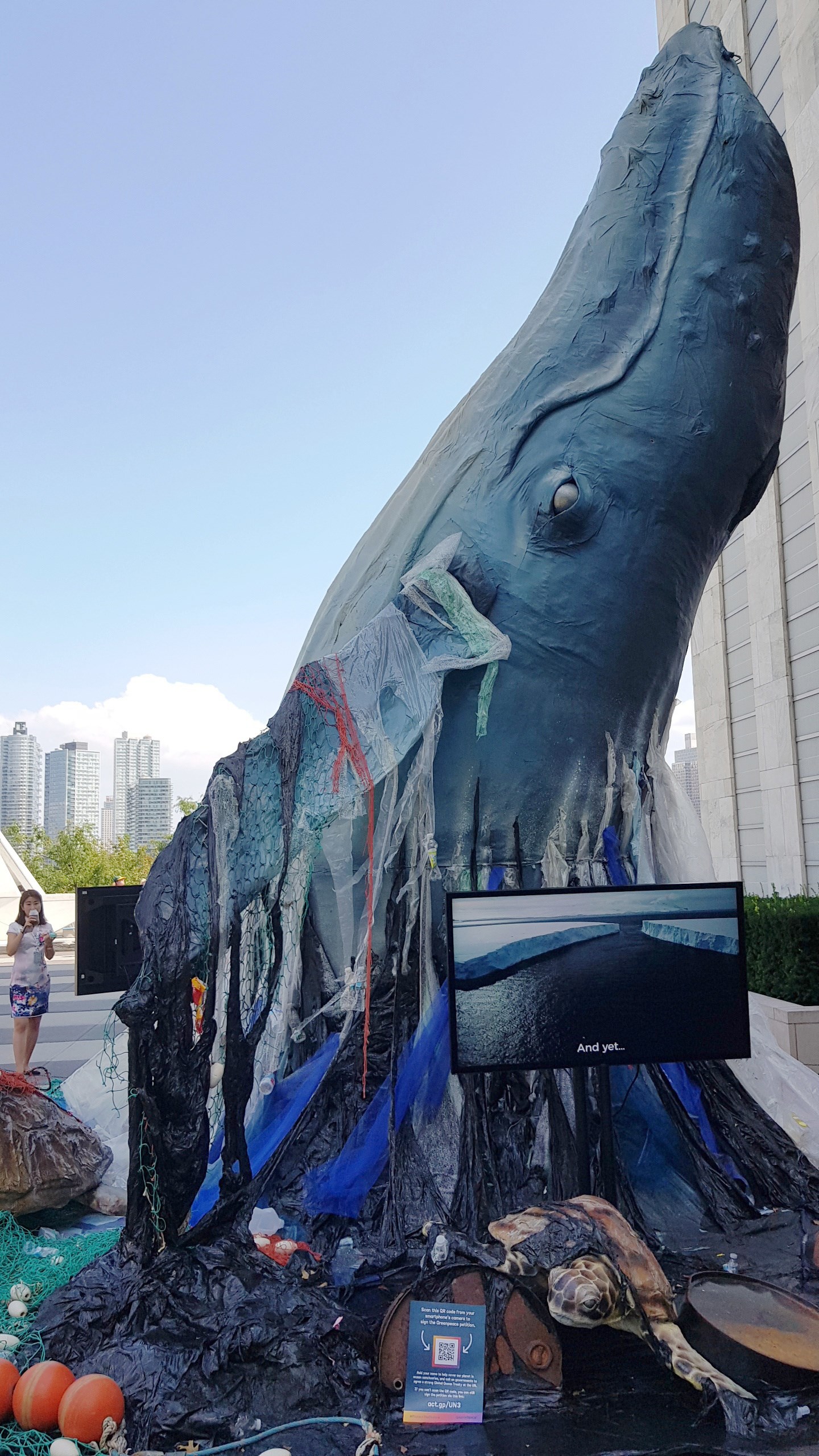 Una imponente ballena emerge en el patio de la ONU para defender los océanos